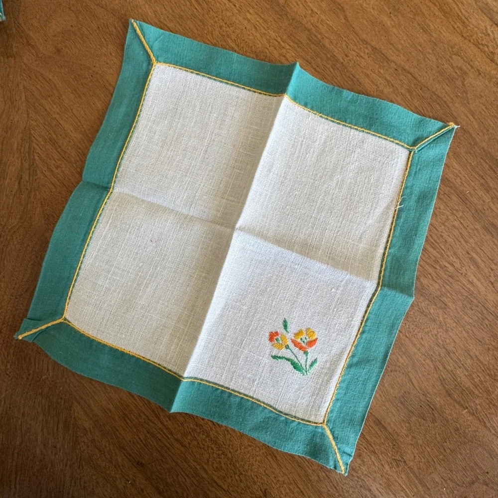 Vintage Set of 4 Linen Cocktail Napkins Cream Green Floral Embroidery 10x10 Sq